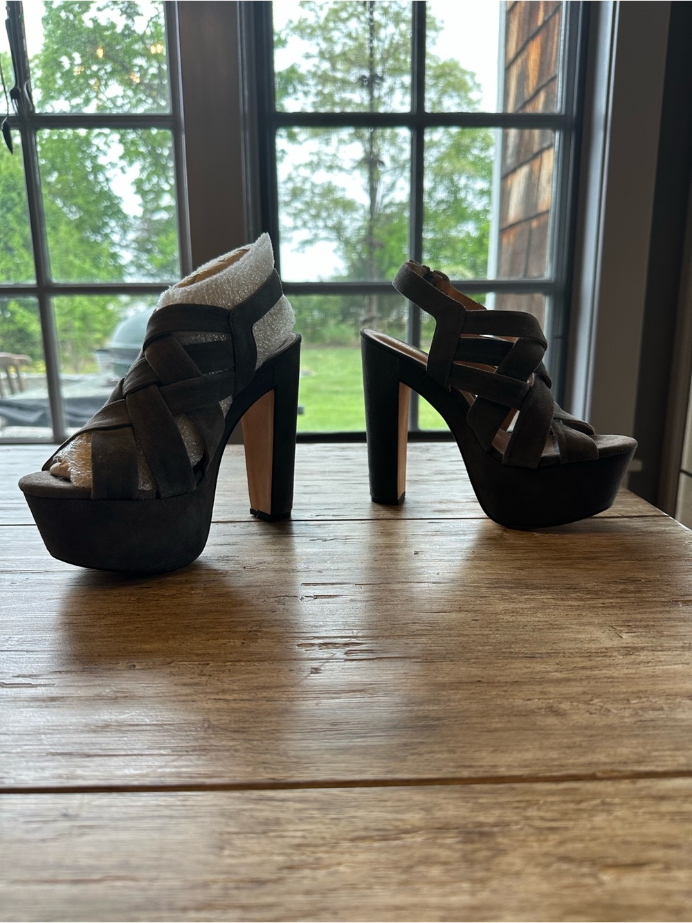 Pour La Victoire Gray Suede Strappy Platform Heels Size 6 Never Worn